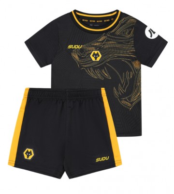 Wolves Borta Kläder Barn 2024-25 Kortärmad (+ Korta byxor)